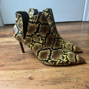Zara Trafaluc snake skin yellow heeels 💖